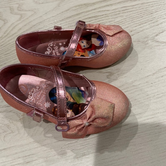 DISNEY PRINCESS PINK BOW MINI HEEL SHOE SIZE 7 - Picture 2 of 5
